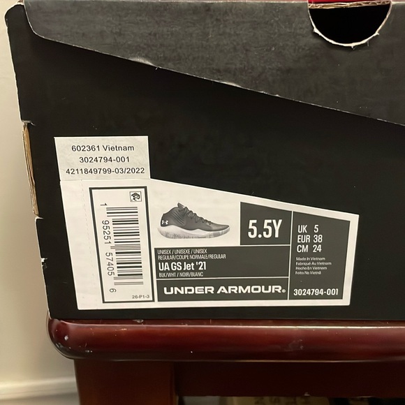 Black Under Armour 🏀sneakers Size 5.5 US(kids) - Picture 8 of 8